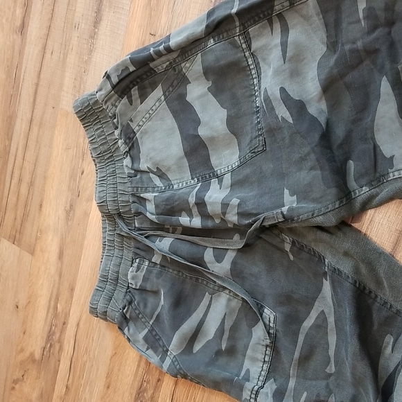 SPLENDID Lyocell Linen Camo Jogger Pants with front and back pockets - Picture 5 of 14